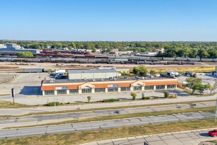More Photos Of 5945 Cornhusker Hwy, Lincoln Flex For Lease