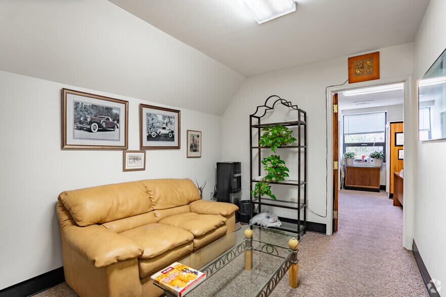 More Photos Of 8332 Richmond Hwy, Alexandria Storefront For Lease