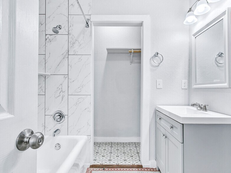 More Photos Of 1020 W French Plz, San Antonio Apartments For Sale