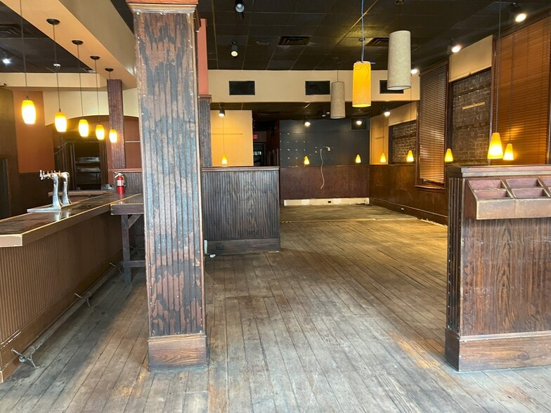 More Photos Of 7-9 E Bay St, Savannah Bar For Sale