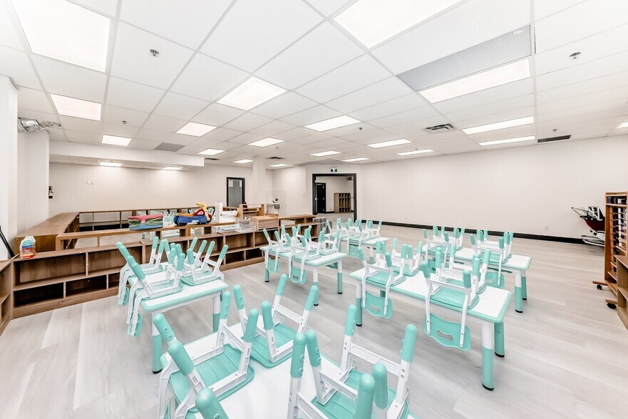 More Photos Of 1015 Centre St NW, Calgary Storefront Retail Residential For Sale