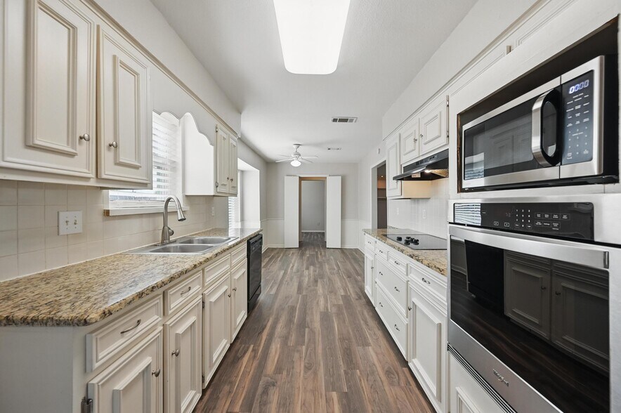 More Photos Of 300 Paul Wilson Rd, Wylie Showroom For Lease