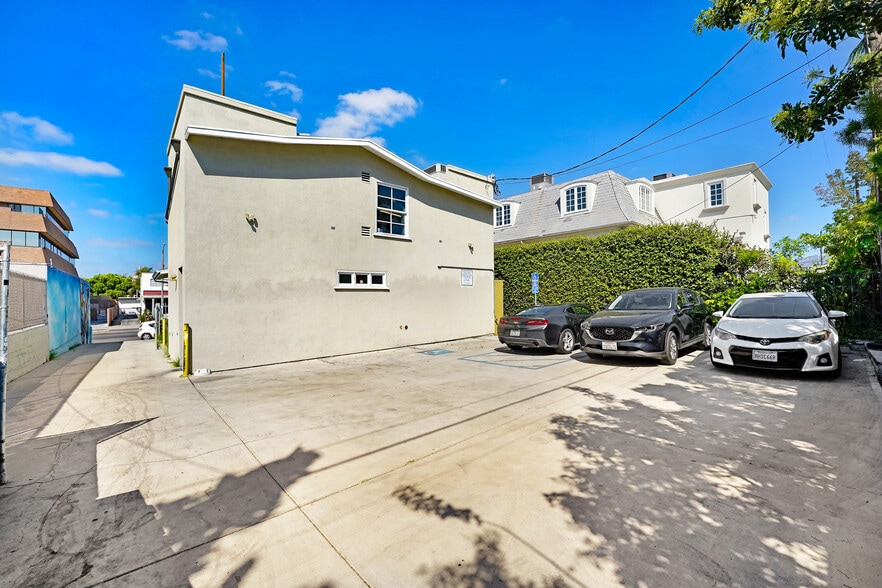 More Photos Of 626 N Larchmont Blvd, Los Angeles Restaurant For Lease