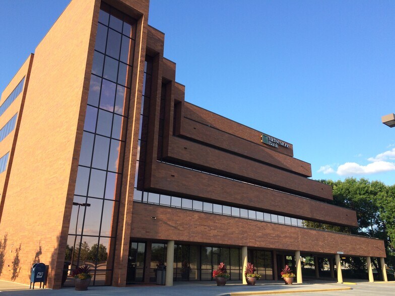 More Photos Of 6640 Shady Oak Rd, Eden Prairie Office For Lease