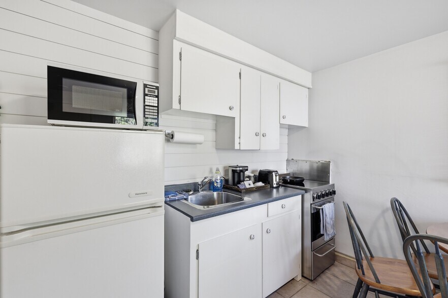 More Photos Of 7001 Savona Access Rd, Thompson-Nicola Hotel For Sale