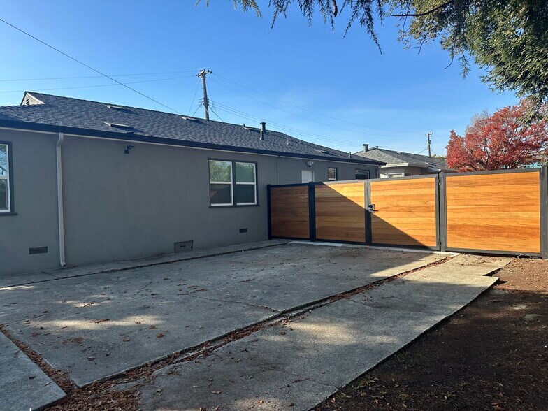 More Photos Of 1600 B St, Hayward Office For Lease