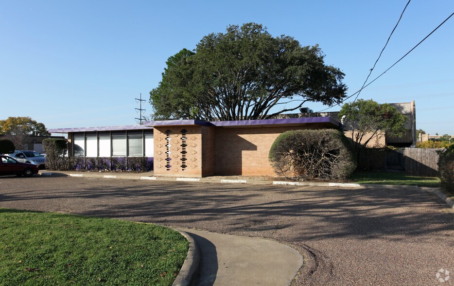 More Photos Of 10939 Shady Trl, Dallas Distribution For Lease