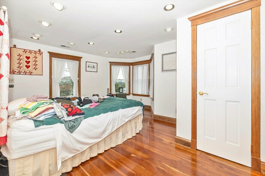 More Photos Of 806 Park Ave, Mount Airy Office For Sale
