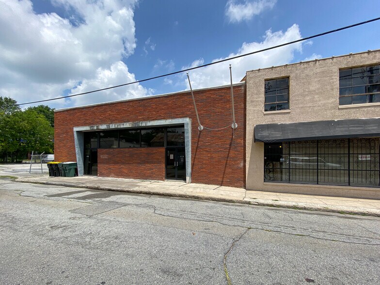 More Photos Of 120 E 42nd St, Savannah Bar For Lease