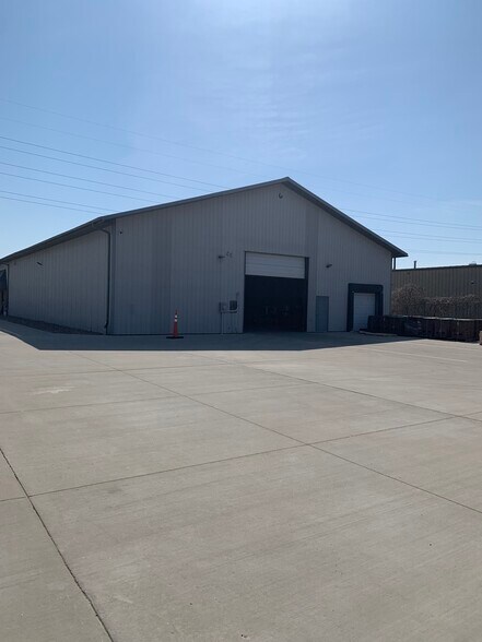 More Photos Of 320 Packerland Dr, Green Bay Manufacturing For Lease