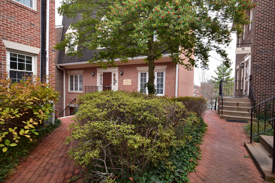 Primary Photo Of 103 Rowell Ct, Falls Church Office For Lease