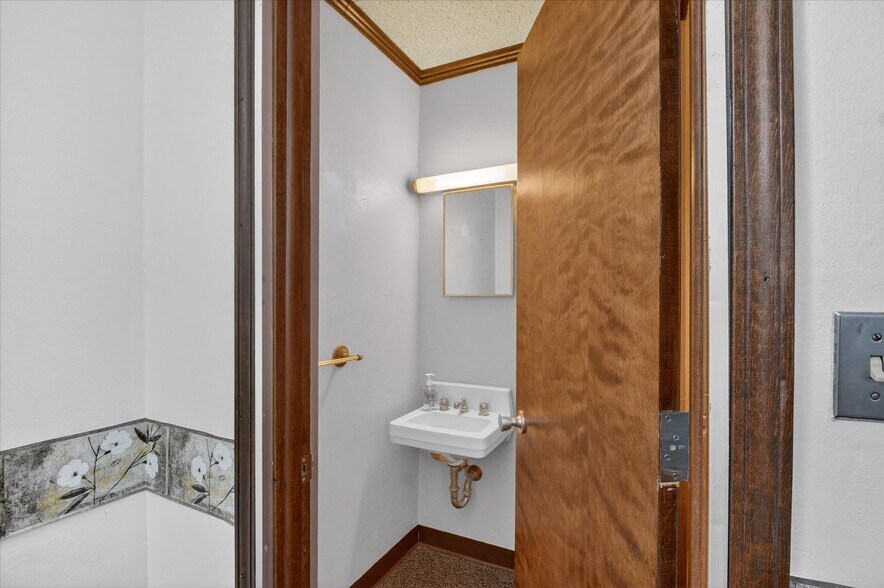 More Photos Of 820 N Pine River St, Ithaca Healthcare For Sale