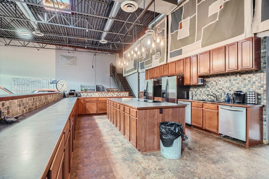 More Photos Of 2075 Prosperity Rd, Saint Paul Light Distribution For Sale