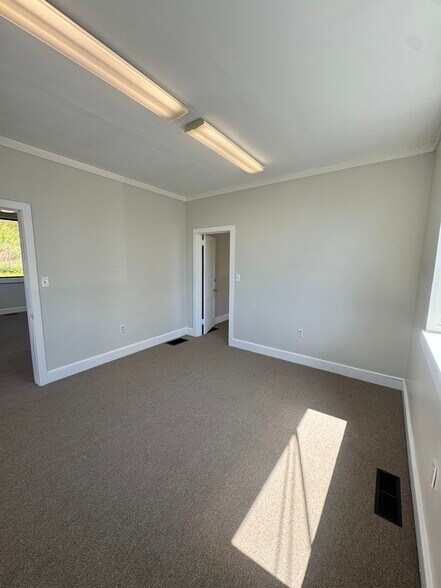 More Photos Of 671 Naugatuck Ave, Milford Warehouse For Lease
