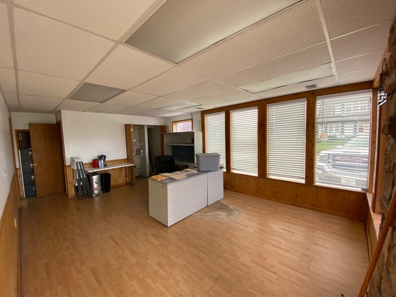 More Photos Of 513 32nd St, Vienna Auto Repair For Sale