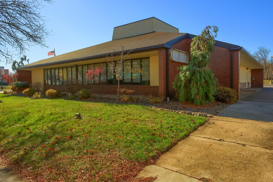 More Photos Of 100 W Washington St, New Castle Restaurant For Lease