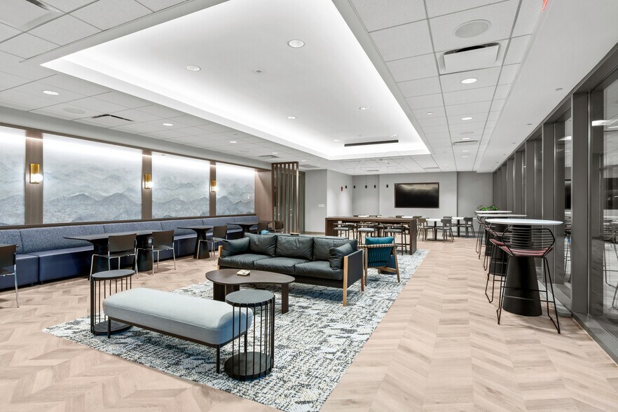 More Photos Of 9550 W Higgins Rd, Rosemont Office For Lease