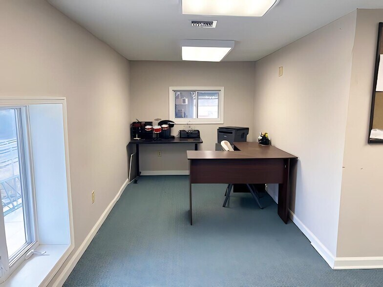 More Photos Of 1 Old Mill Ln, Newport Flex For Sale