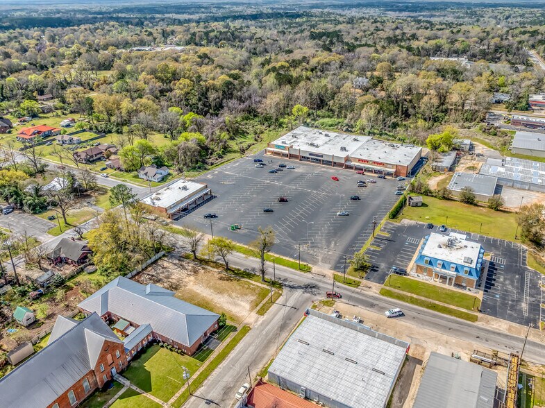 More Photos Of 204 S Elm St, Tuskegee General Retail For Lease