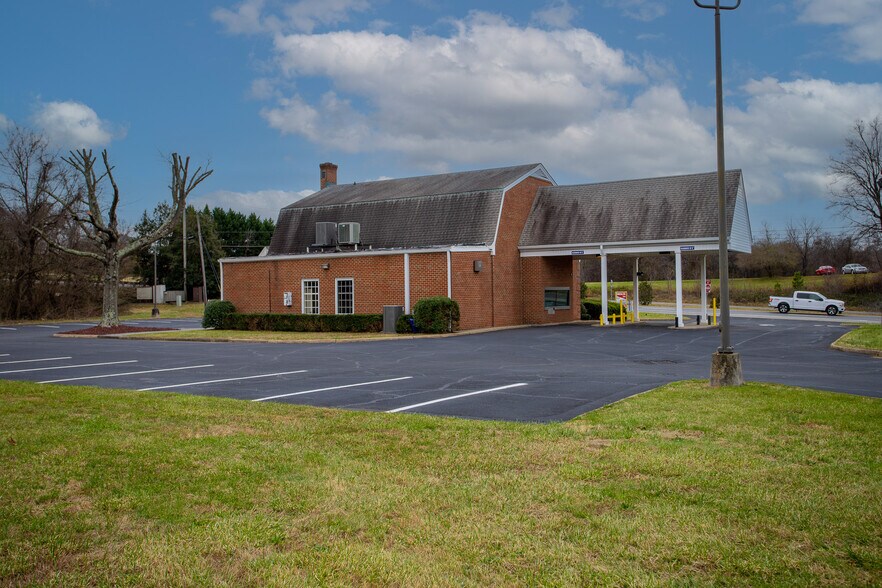 More Photos Of 3651 Greensboro Rd, Ridgeway Bank For Lease