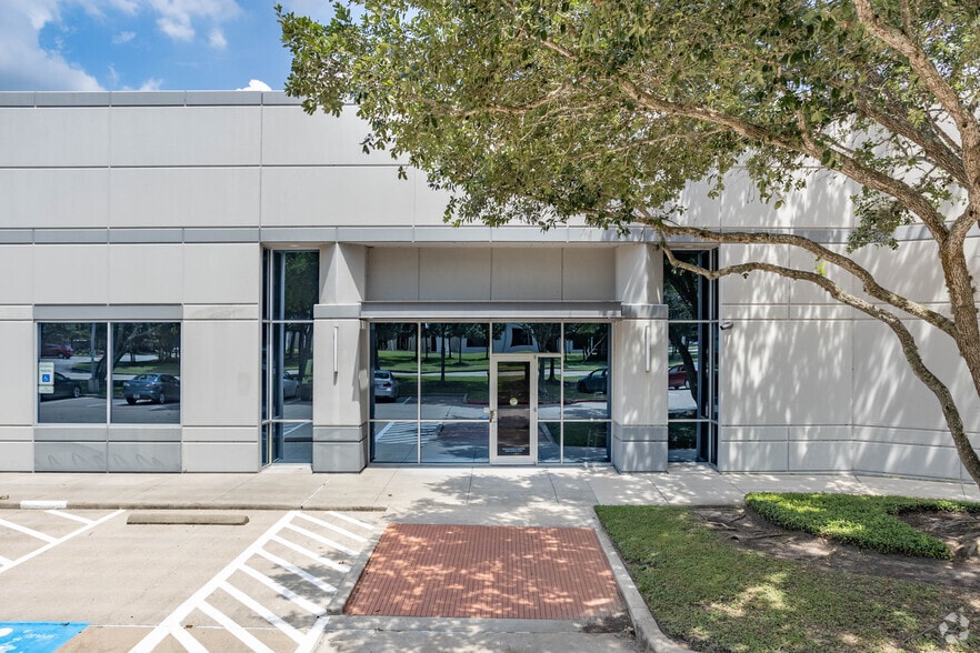 More Photos Of 17146 Feathercraft Ln, Webster Flex For Lease