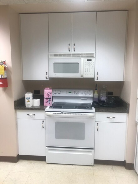 More Photos Of 5834 W Howard St, Skokie Warehouse For Sale