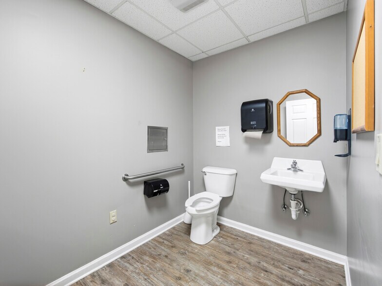 More Photos Of 1998 Hendersonville Rd, Asheville Medical For Sale