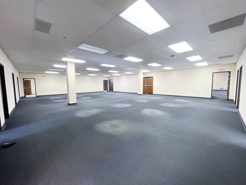 More Photos Of 1302 N Grand St, Hutchinson Flex For Lease