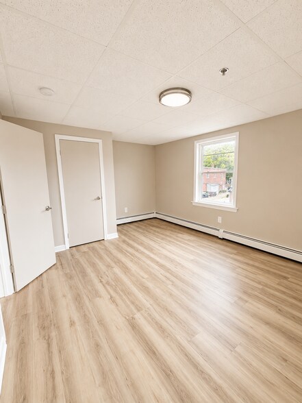 More Photos Of 82 Main St, East Hampton Apartments For Sale