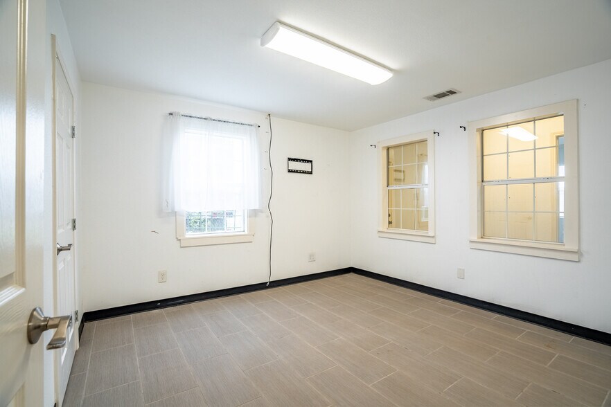 More Photos Of 401 W Simonds Rd, Seagoville Office For Sale