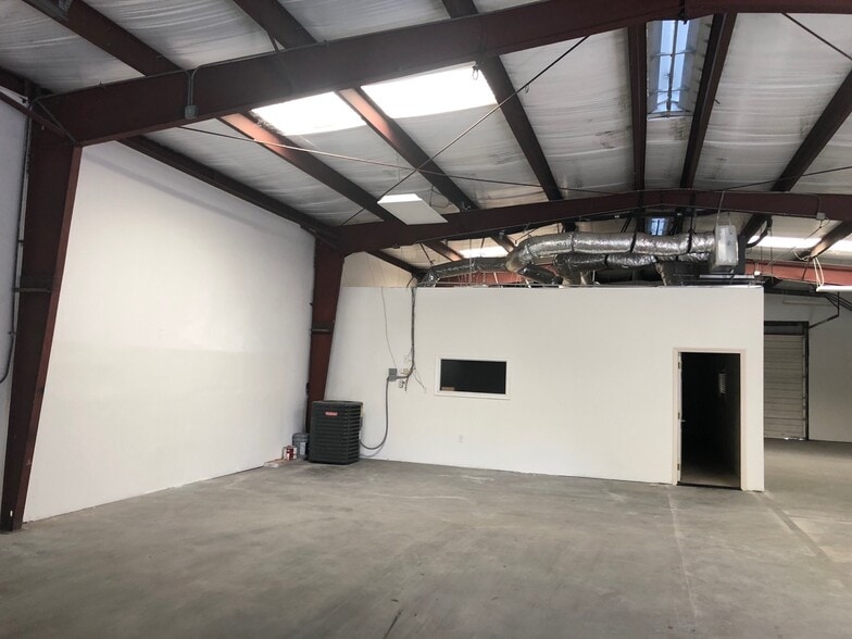 More Photos Of 8301 Braniff St, Houston Warehouse For Lease