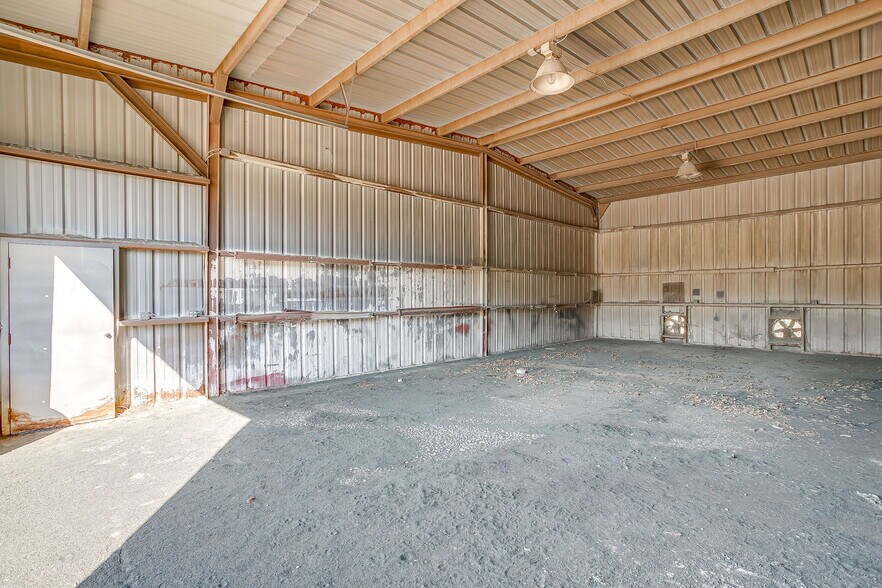 More Photos Of 3550 N Main St, Cleburne Industrial For Sale
