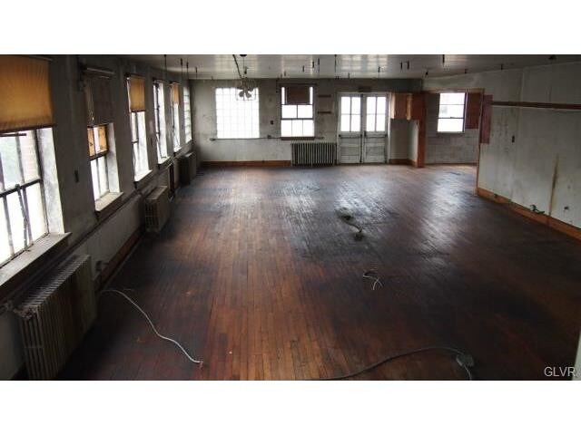 More Photos Of 324-326 Washington St, Walnutport Office For Sale