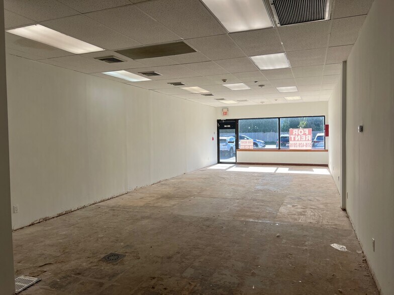 More Photos Of 231 Robbins Ln, Syosset Storefront For Lease