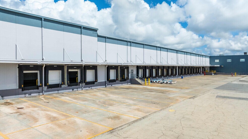 More Photos Of 6100-6284 McIntosh Rd, Sarasota Refrigeration Cold Storage For Lease