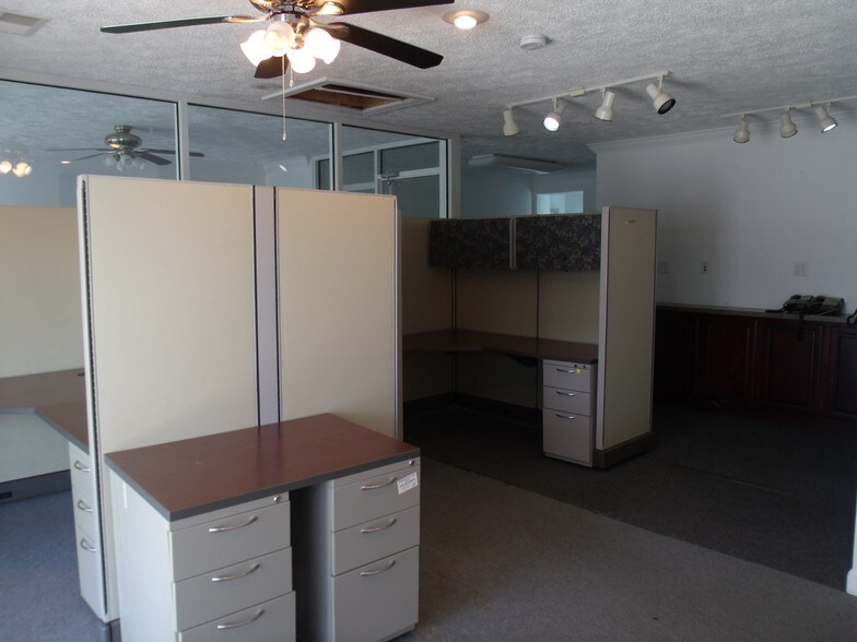 More Photos Of 1000 Elm St, Fulton Freestanding For Sale