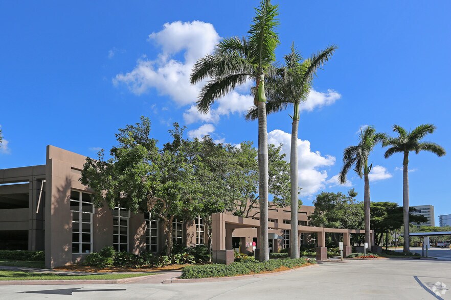 More Photos Of 5200 Waterford District Dr, Miami Unknown For Lease