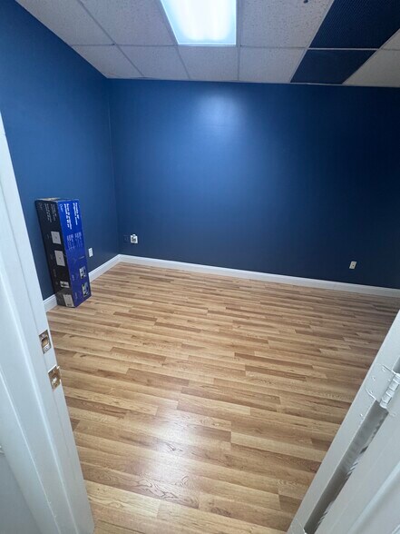 More Photos Of 20 Pidgeon Hill Dr, Sterling Medical For Sale