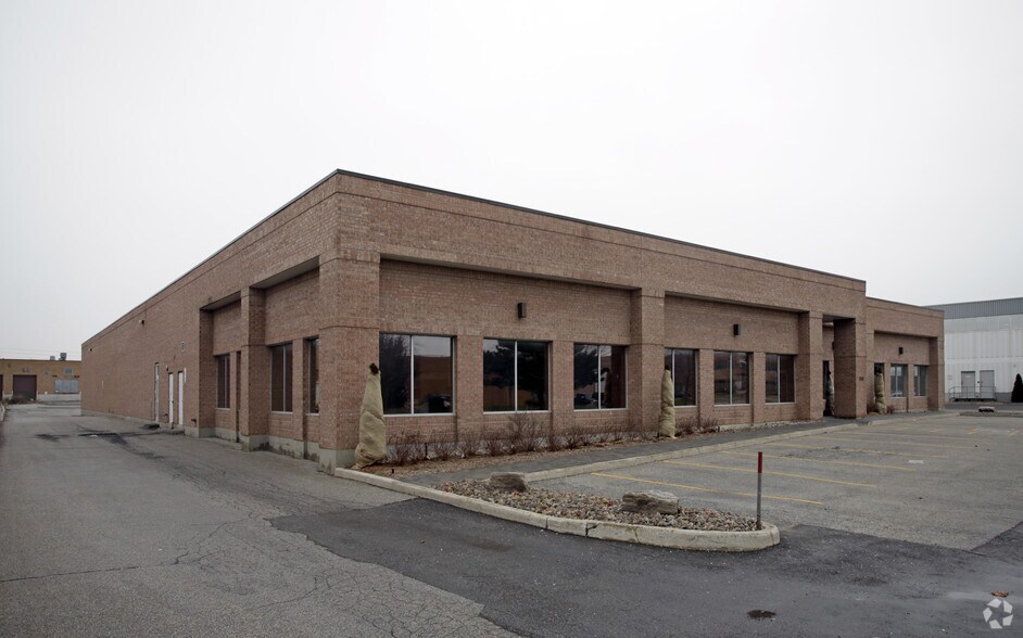 More Photos Of 140 Applewood Cres, Vaughan Warehouse For Lease