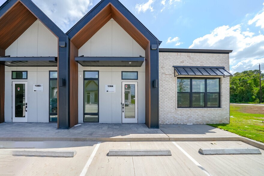 Primary Photo Of 1325 Main St, Katy Office Residential For Lease