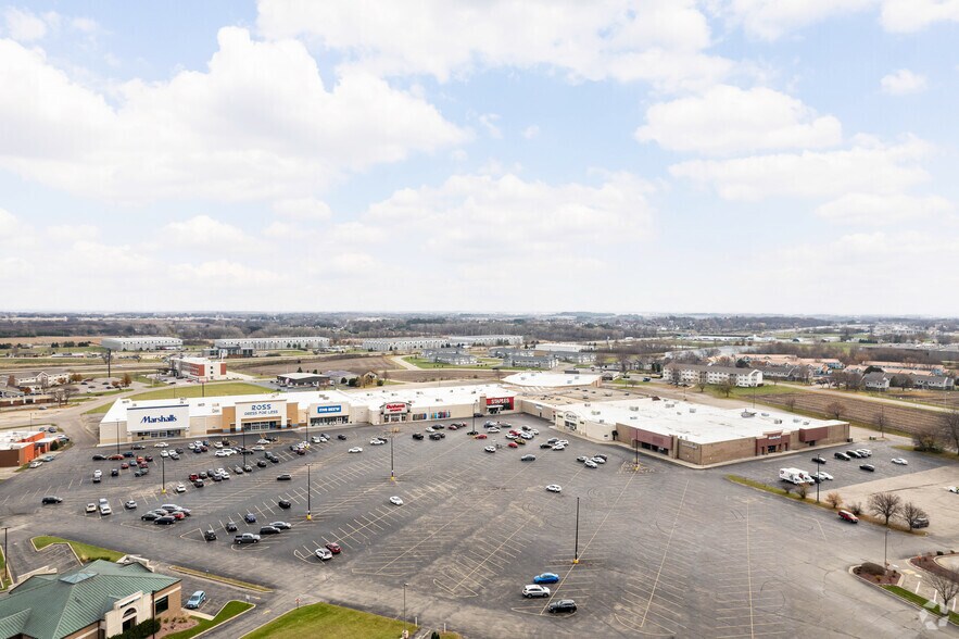 More Photos Of 1645 N Spring St, Beaver Dam Department Store For Sale