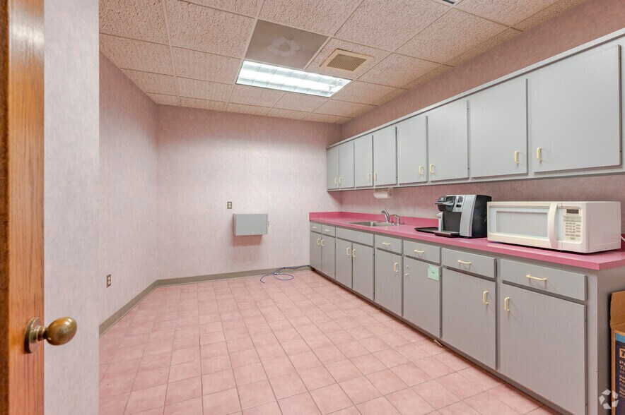 More Photos Of 22 Waterville Rd, Avon Medical For Sale