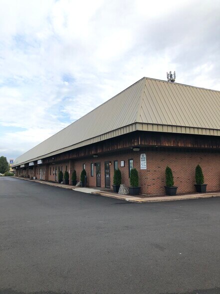 More Photos Of 92 Weston St, Hartford Light Distribution For Lease