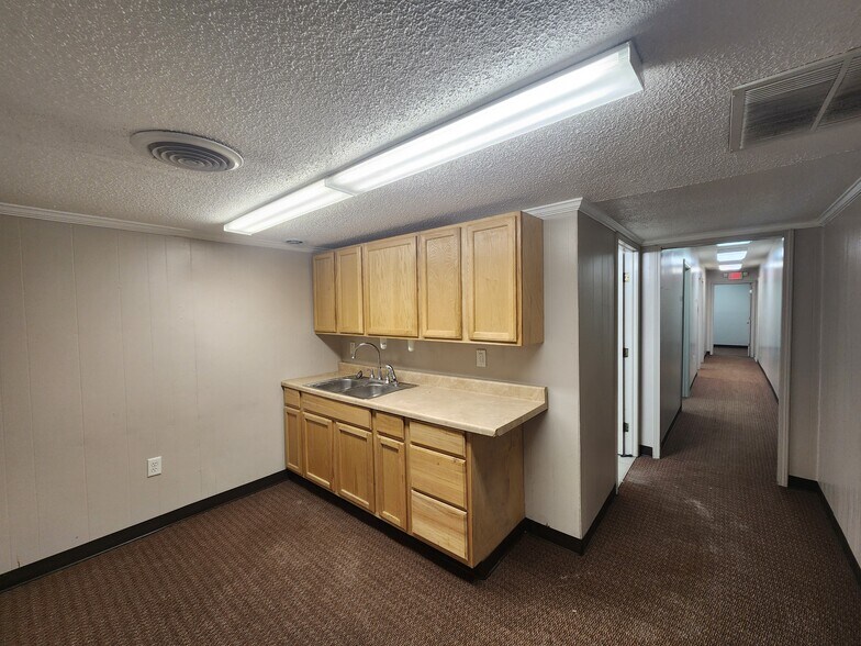 More Photos Of 707 Widewater Dr, Lafayette Warehouse For Lease