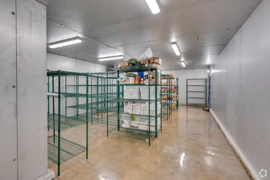 More Photos Of 850 W Superior St, Chicago Restaurant For Lease