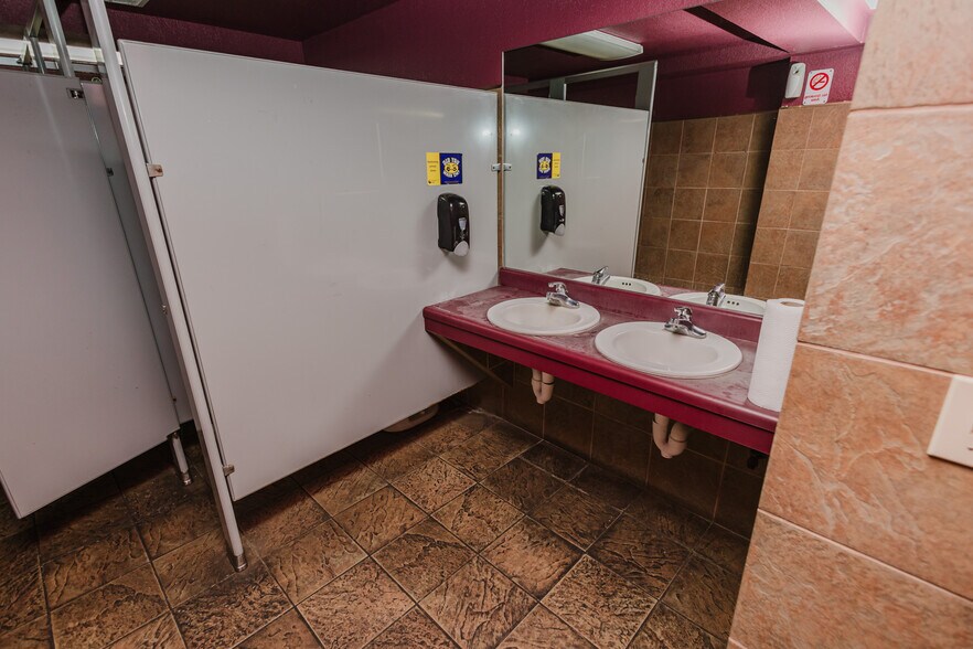 More Photos Of 830 N Kansas Ave, Topeka Bar For Sale