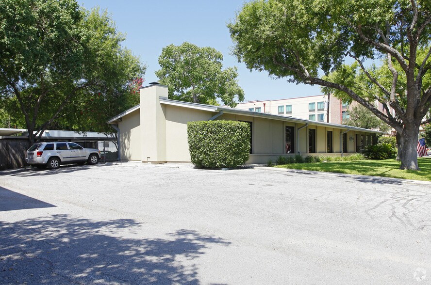 More Photos Of 8634 Crownhill Blvd, San Antonio Office For Lease