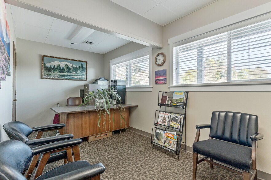 More Photos Of 306 Main St, Dallas Office For Sale