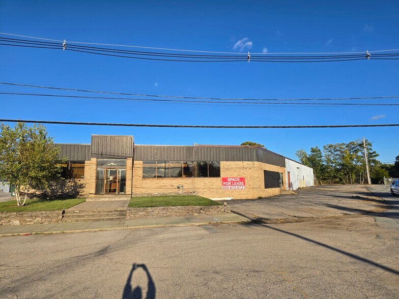 More Photos Of 100 Glen Rd, Cranston Manufacturing For Lease