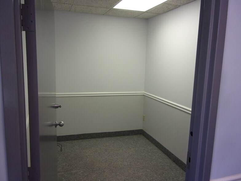 More Photos Of 114 Oakgrove Rd, Dulles Town Center Warehouse For Sale